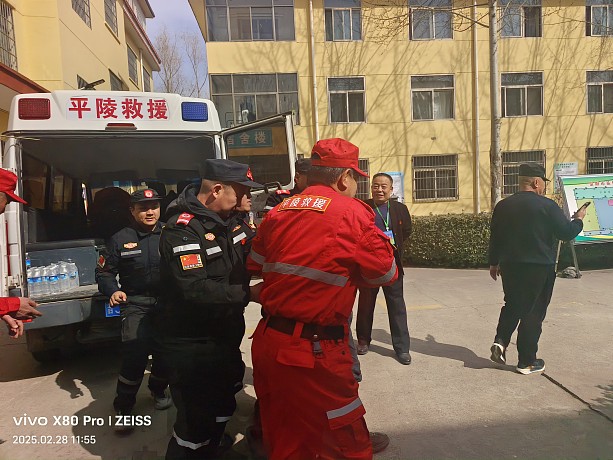 文水县平陵应急救援队便迅速响应，组织了一支专业的救援小组前往现场。救援小组成员们不仅具备丰富的应急救