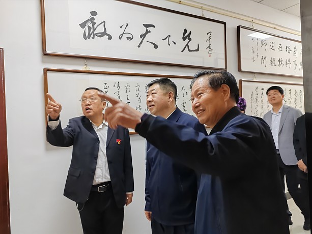 山西省老干局领导莅临长治正能量书画研究院参观指导
