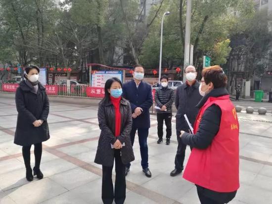 1月28日，市委常委、统战部部长杨玲到社区督导疫情防控工作